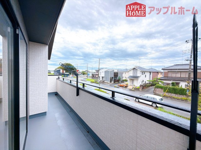 [新築住宅] 羽生市南羽生1丁目 全1棟のバルコニー|家族分の洗濯物もしっかり干せます。日当たりも良く、毎日のお洗濯が楽しくなりそう♪お布団は手軽に干せていつもポカポカに☆