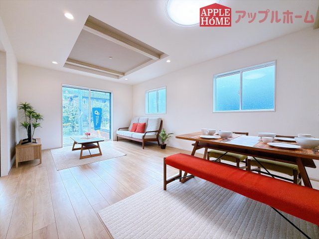 [新築住宅] 羽生市南羽生1丁目 全1棟の居間・リビング|窓から差し込む光で家族を温かく包み込みます。明るいリビングで子育てする喜びを☆いつでも見学可能です！