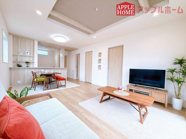 [新築住宅] 羽生市南羽生1丁目 全1棟の居間・リビング|広々リビング×対面キッチンで家族の会話も弾みます♪家族団らんの秘訣は間取りにあり☆夢のマイホームを一緒に叶えましょう！