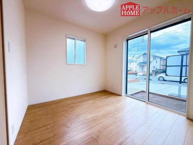 [新築住宅] 羽生市南羽生1丁目 全1棟の洋室|クローゼット付きの洋室は、収納スペースが豊富で部屋全体がすっきりと片付きやすいのが特徴です。衣類や荷物を整理しやすく、生活感を抑えた洗練された空間を保てます。