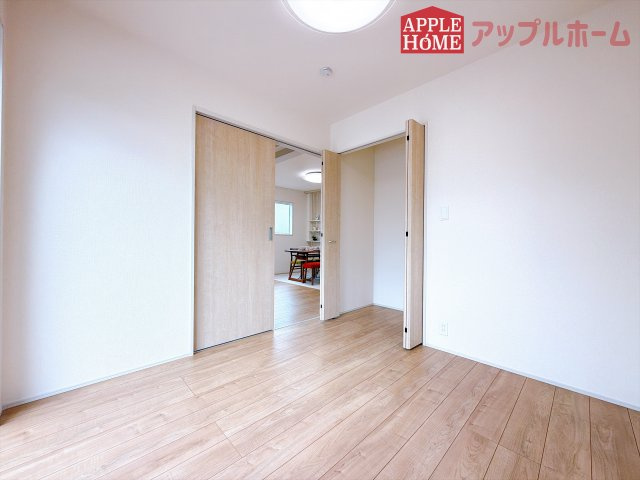 [新築住宅] 羽生市南羽生1丁目 全1棟の洋室|クローゼット付きの洋室は、収納スペースが豊富で部屋全体がすっきりと片付きやすいのが特徴です。衣類や荷物を整理しやすく、生活感を抑えた洗練された空間を保てます。