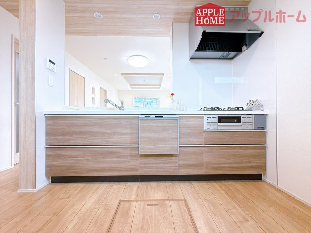 [新築住宅] 羽生市南羽生1丁目 全1棟のキッチン|キッチンから部屋中が見守れるので、小さなお子様がいるご家庭でも安心です。シンプル×ナチュラルな温かい空間は、どんなスタイルの家具も合わせやすいお部屋です。