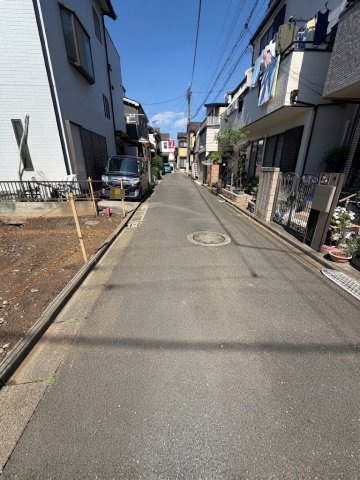 売土地の前面道路含む現地写真