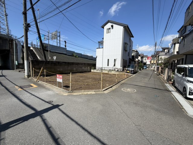 売土地の前面道路含む現地写真