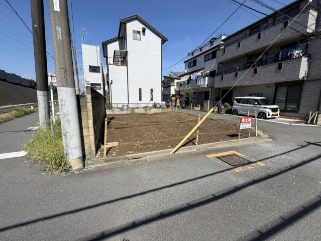 売土地の前面道路含む現地写真