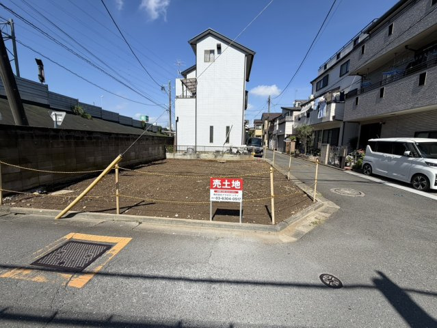 売土地の前面道路含む現地写真