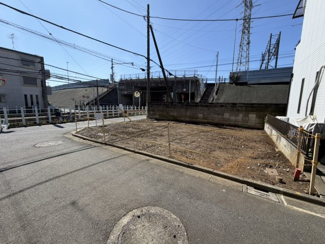 売土地の前面道路含む現地写真