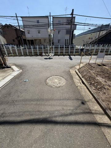 売土地の前面道路含む現地写真
