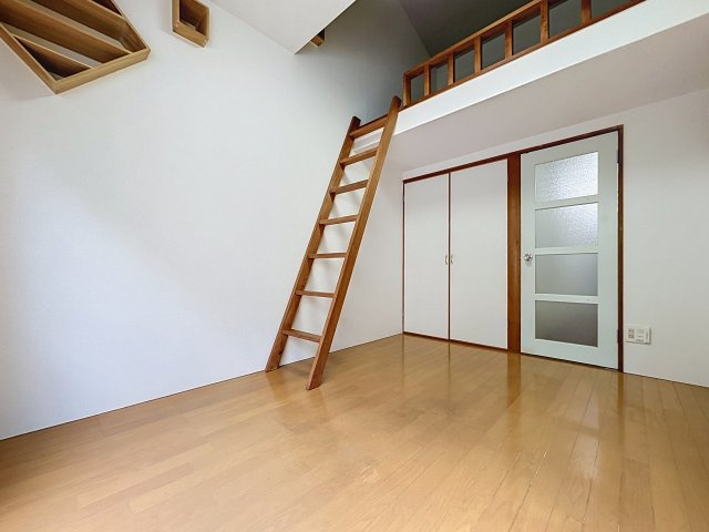 サンパール三原A棟の居間・リビング|明るいお部屋です