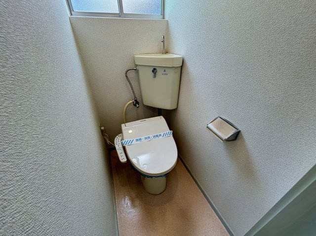 サンパール三原A棟のトイレ|窓があるので換気も採光も◎
