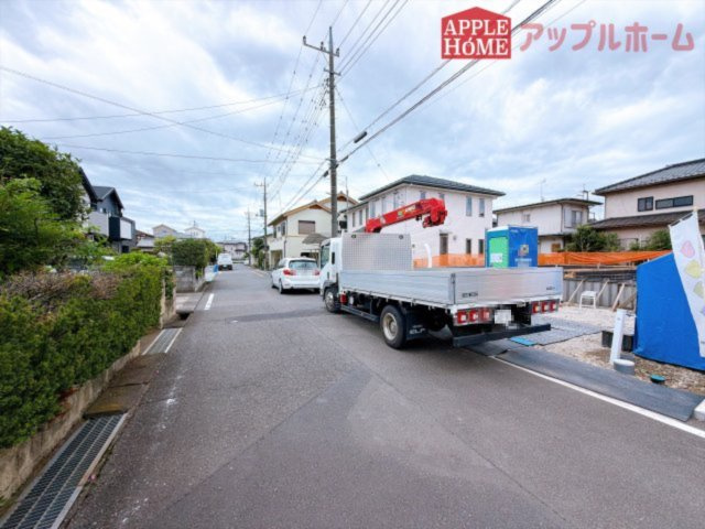 [新築住宅] 坂戸市溝端町 4期 全2棟の前面道路含む現地写真