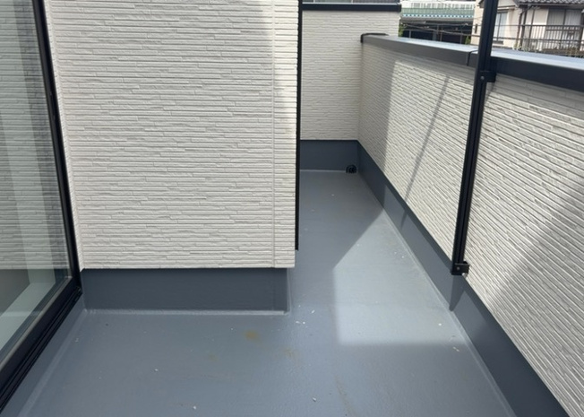 【バルコニー】 | 南西向きで陽当りと通風が良好なバルコニーです。洗濯物や布団をしっかり乾かすことができる開放的な屋外空間となっています。周辺の静かな住宅地の風景を眺めながら、ちょっとした気分転換も楽しめます。