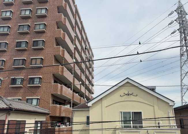 【外観】 | 2階からの眺望は、周辺に閑静な住宅街が広がる心地よい景観です。前方に遮るものが少なく、十分な日当たりと爽やかな風を取り込むことができます。開放感あふれる住環境を現地でぜひお確かめください。