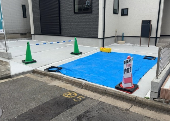【駐車場】 | 敷地内にはカースペースがあり、駐車2台可能です。前面道路は幅員4.0mあり、お車の出し入れもスムーズに行えます。セカンドカーをお持ちのご家庭や来客時にも大変便利な駐車設備となっております。