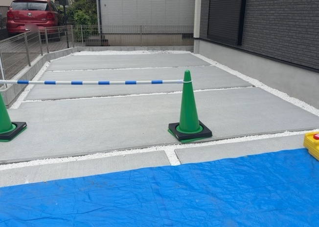 【庭】 | 敷地内には庭スペースが確保されており、ガーデニングや家族での余暇を楽しめます。隣地との間にゆとりがあるため日当たりや風通しも確保しやすく、お子様の遊び場やリフレッシュの場として重宝する空間です。