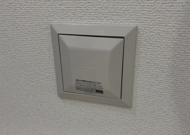 【冷暖房・空調設備】 | 室内環境を清潔に保つ24時間換気システムを搭載しています。常にフレッシュな空気を取り循環させることで、湿気や結露の発生を抑えます。アレルギー対策やシックハウス対策にも有効で健康的な暮らしを支えます。
