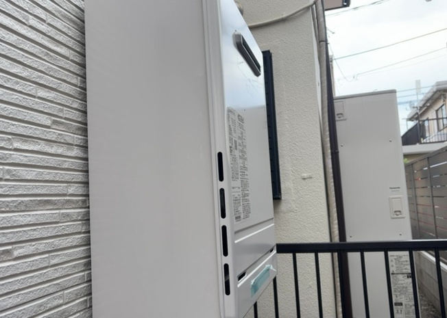 【発電・温水設備】 | 環境にも家計にも優しい省エネ給湯器を採用しています。熱効率が高く、少ないエネルギーでお湯を沸かすことができるため月々の光熱費削減に貢献します。お湯張りや追焚もボタンひとつで簡単に行えて便利です。