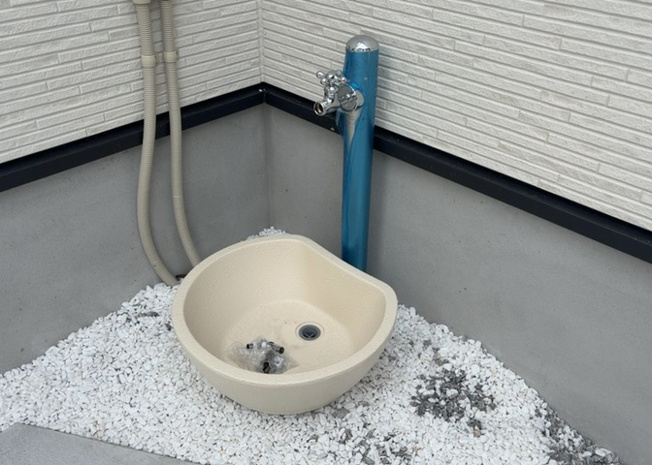 【設備】 | 敷地内には散水栓などの便利な屋外設備が配置されています。お庭のお手入れや洗車、日々の清掃作業の際にも手軽に水を使用できます。細かい部分まで生活の利便性を追求した使い勝手の良い設備仕様となります。