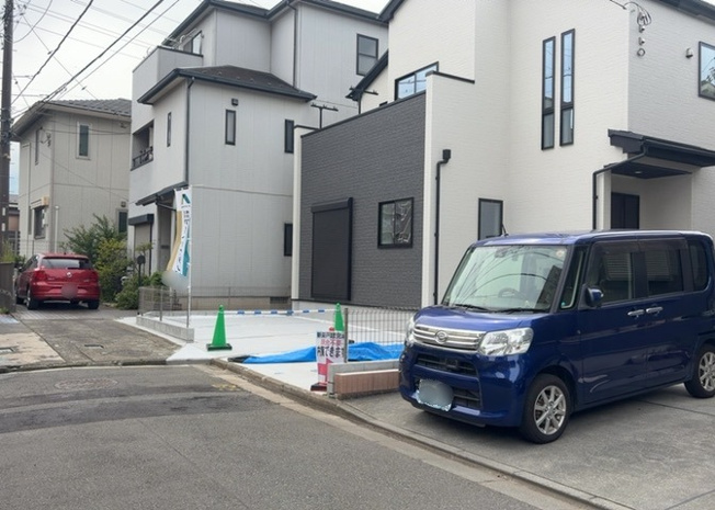 【前面道路含む現地写真】 | 前面道路は南東側約4.0mの公道となっており、車のすれ違いや出入りがスムーズに行えます。周囲は交通量が少なめの閑静な住宅地ですので、小さなお子様がいるご家庭でも安心感を持って生活していただけます。
