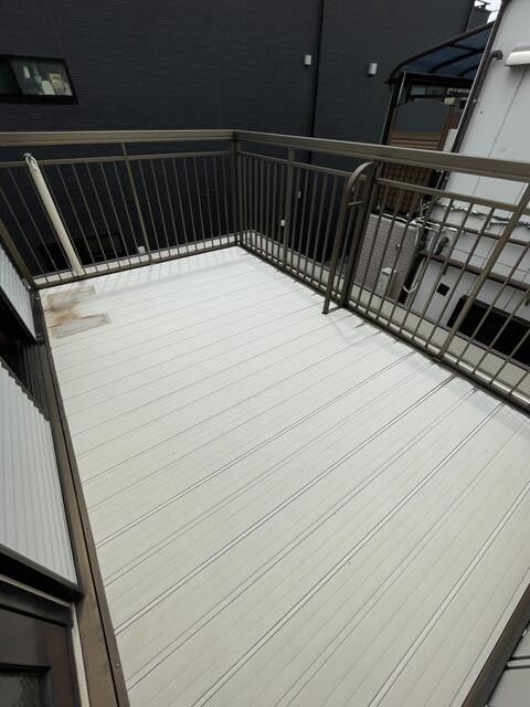関貸家のバルコニー