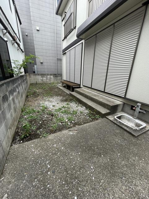関貸家の庭