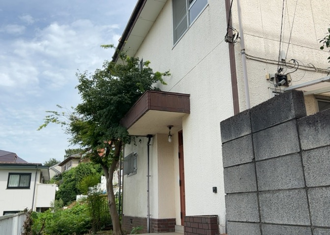 【外観】 | 家を建てる場合、方位は要チェックです。現実的に日当たりのよい家ならばリビングは南側、建築基準法でも北側に当たる家への配慮は求められています。土地を見学に行く際は、方位磁針を持って行くようにしましょう。