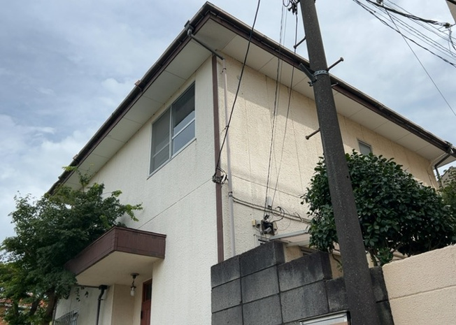 【外観】 | 土地を買う際、住む地域の自治体や福祉の補助制度にも注目してみましょう。子供や老人の医療補助やゴミ出しのルールなど、自治体によってルールに大きな違いがあるため、暮らしやすい土地で判断するとよいでしょう。