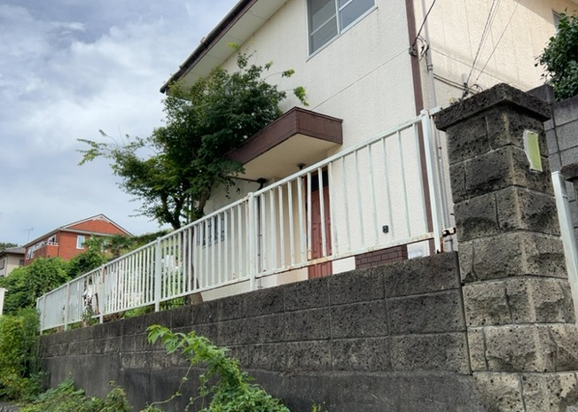 【外観】 | 土地の前の道路に消火栓が設置されていることがあります。この場合、道路交通法第45条第1項により、駐車禁止の場所が指定されています。そのため、車庫などの駐車スペースをつくることができない場合があります。