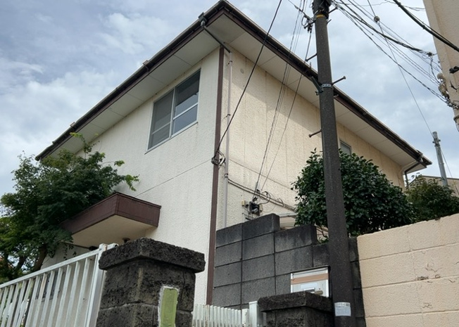 【外観】 | 現地に行くなら、物件の周囲の地形がどうなっているかを見ることも大切です。周辺より低くなっている土地では、大雨などで水が集まりやすいため、地盤が弱くなっているということも考えられるため、注意が必要です。