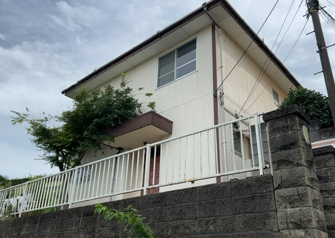 【外観】 | 隣家の土地はどうなっているのか、生活利便施設が近くにあるのか、学校まで近いかなど、お客様のライフスタイルにあわせたイメージが重要です。また、近くにあると困る施設が近くにないかも確認するといいでしょう。