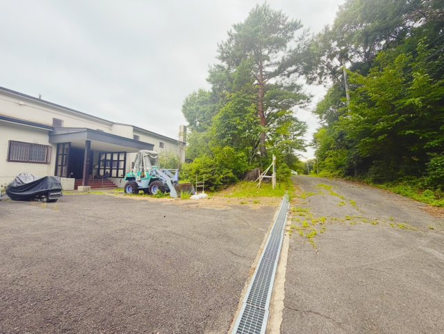 大浴場付き・自然豊かなペンション♪猪苗代の前面道路含む現地写真