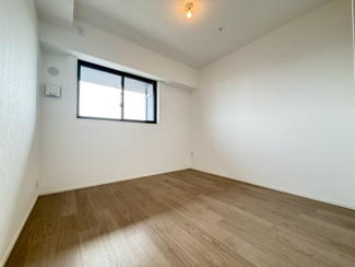 【洋室】 | ジオタワー堺筋本町 | 【洋室①】約6.0帖の洋室！ウォークインクローゼット付き！窓際にも家具を配置できます！