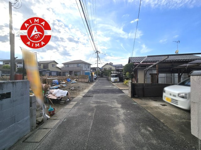 太宰府市吉松1丁目第5-3棟（2号棟）の前面道路含む現地写真|前面道路は閑静な住宅地をはしる車通りの少ない道路。お車の出し入れが苦手なママや小さなお子様にも安心ですね。しっかり舗装もされているので、ベビーカーや自転車で通っても快適に通行できます。