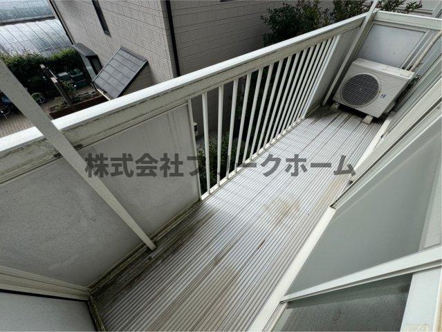 三鷹市井口４丁目のアパートのバルコニー