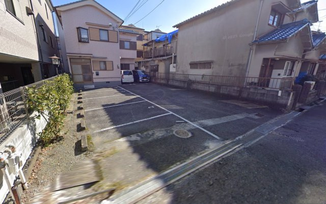 高槻市南松原町の賃貸マンションの駐車場