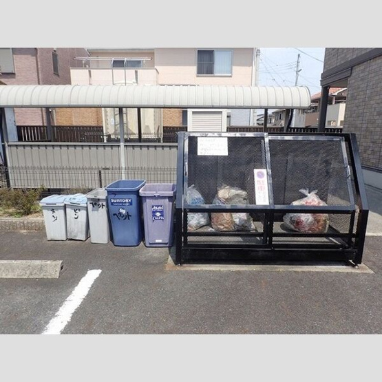 【その他共用部分】 | ウィン オカダヤ | ごみ置き場です。