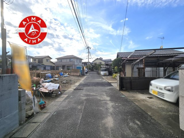 太宰府市吉松1丁目第5-3棟（3号棟）の前面道路含む現地写真|前面道路は閑静な住宅地をはしる車通りの少ない道路。お車の出し入れが苦手なママや小さなお子様にも安心ですね。しっかり舗装もされているので、ベビーカーや自転車で通っても快適に通行できます。