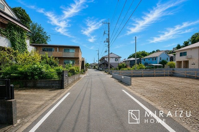 【前面道路含む現地写真】 | プライバシー性と開放感を高める住環境。陽当たりの良い開かれたロケーションを活かし、心地よい暮らしをプランニング