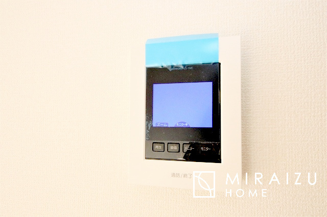 【その他】 | 来客時にカラー画像で確認が出来るので安心。夜間でもLEDライトでくっきりと映ります。また画像のみの対応も出来る為、こちら側の声は聞こえず様子を見てからインターホン対応も可能で安心ですね。