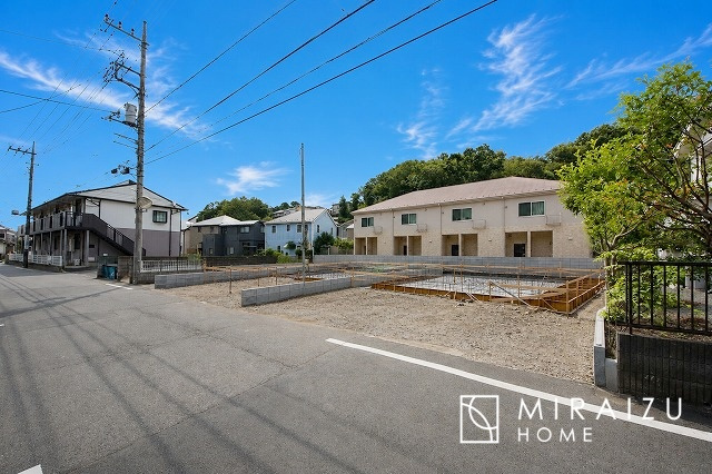 【外観】 | 青く澄み渡った綺麗な空と、陽の光をたっぷりと受ける、そんな新築住宅で新生活をスタートしてみませんか？見学・ご相談等、ミライズホーム(株)までお気軽にご連絡下さい。