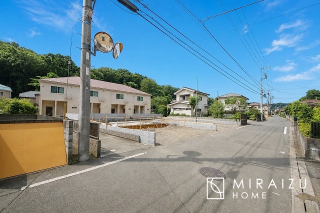 【外観】 | 陽当たりが心地の良いリビング空間です。日中はカーテンを開けて自然な光を取り込みリラックスして過ごしたいですね、照明器具もセンスの良いものを使いたいですね。