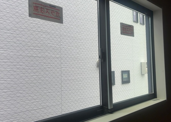 【内装】 | 清潔感漂うフローリング仕様の内装です。全居室に複層ガラスを採用しており、防音性や断熱性が高く静かで快適な室内環境を実現します。シンプルなデザインで、どんな家具とも調和しやすいインテリアです。