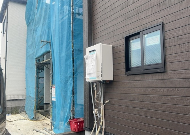 【発電・温水設備】 | 環境にも家計にもやさしい太陽光発電システムを搭載した設備です。効率の良い省エネ給湯器と組み合わせることで電気代を節約でき、災害時にも役立ちます。環境配慮型住宅として安心の暮らしを叶えます。