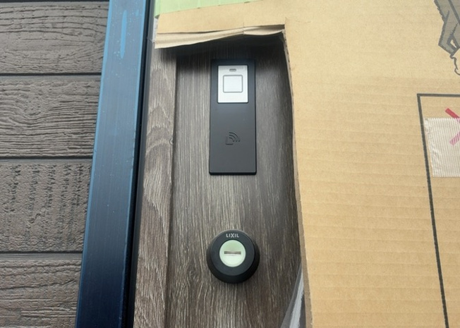 【防犯設備】 | 防犯性を高めるスマートなカードキーシステムを導入しています。鍵の開閉がワンタッチでスムーズに行え、ピッキング対策にも効果的です。TVモニター付きインターホンと合わせて安心のセキュリティを実現。