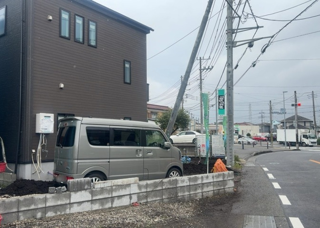 【前面道路含む現地写真】 | 平坦地に位置する東側約7.5m公道を含む現地写真です。敷地は使いやすい地形で前面道路の道幅も広く、大型車の出し入れやすれ違いもスムーズ。歩道や周辺環境も整った閑静な住宅街で安心して過ごせます。