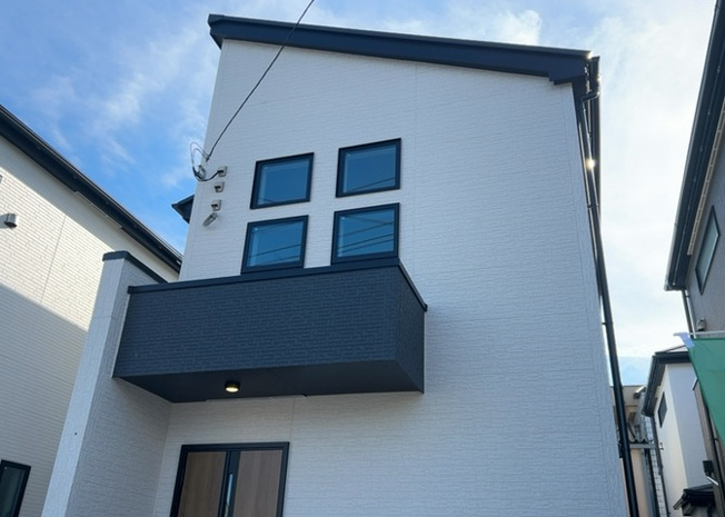 【バルコニー】 | バルコニーは、室外の専用スペースのうち、「屋根がなく開放された空間」であるものを指します。ベランダより広いタイプのものが多く、日当たりもよいため家庭菜園などを楽しみたい人にとって適した環境となります。
