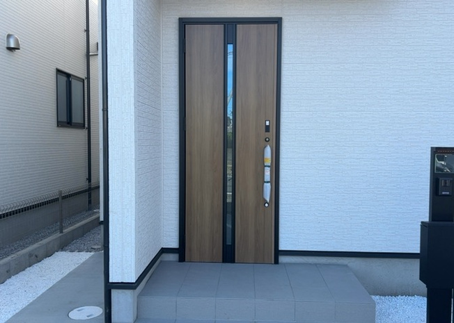 【玄関】 | 玄関は家の顔でもあり、家族以外の目にも止まる場所です。玄関は外との間を仕切る扉、靴などをしまっておく収納スペース、靴脱ぎのたたきスペース、来客とのやり取りをするドアホンなど複数のアイテムからなります。