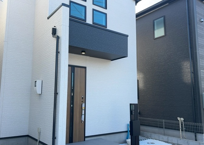 【構造・工法・仕様】 | 木造住宅とは土台、壁、柱など建築物の強度を支える構造体の材に木が使用されている構造を指します。構造体は建物の自重を支えるだけではなく風圧や水圧、積裁荷重などあらゆる衝撃に耐えるための基礎です。