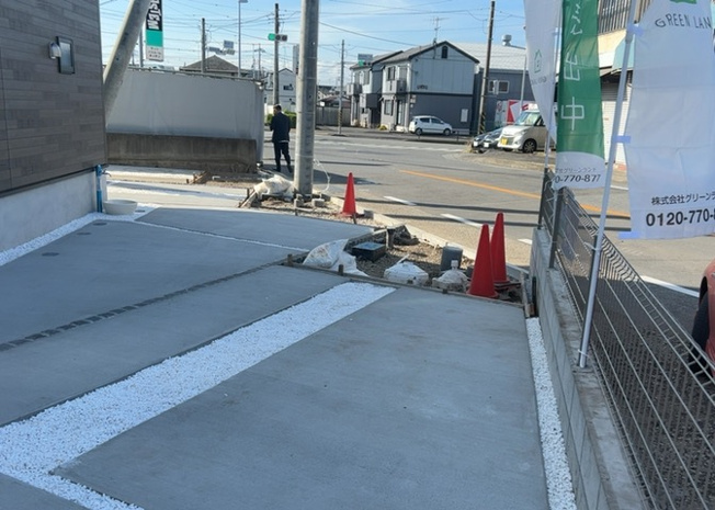 【駐車場】 | 車一台あたりに必要なスペースは、標準サイズの普通自動車で横幅2m50cm、長さ5mは必要になります。ただし、乗降のことも考慮して横幅3m30cm、長さ5m50cmほどは確保できるところを選びましょう。