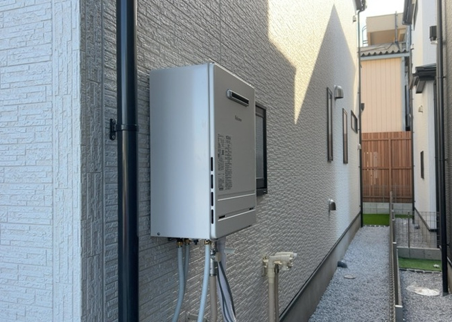 【発電・温水設備】 | 省エネ給湯器とは従来型の給湯器より熱効率が高く、少ない燃料でたくさんのお湯を沸かすことが出来る高効率な給湯器のことを指します。また、省エネ給湯器には種類があり、利便性や効果なども様々です。